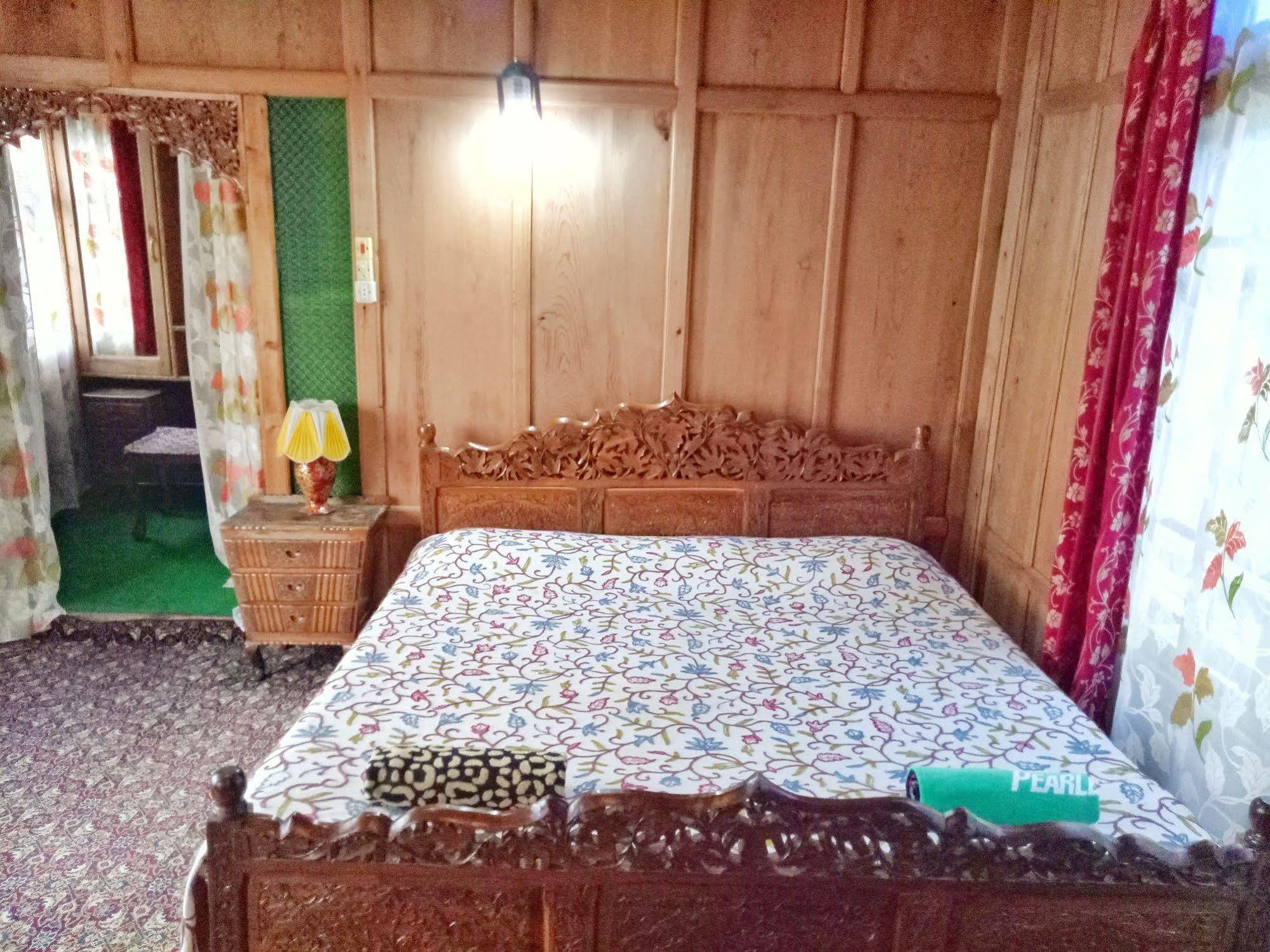 New Bul Bul Group Of Houseboats Srinagar Hotel Durgjan Bagian luar foto