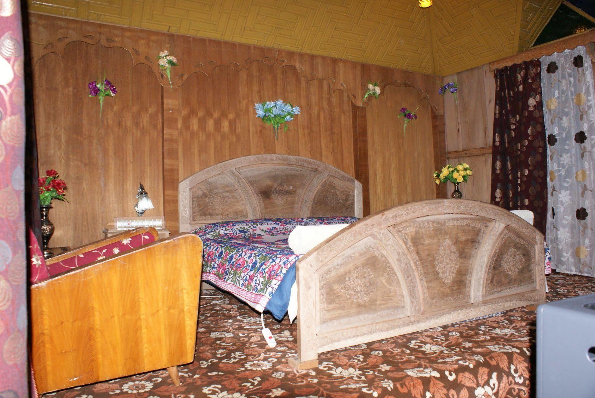 New Bul Bul Group Of Houseboats Srinagar Hotel Durgjan Bagian luar foto
